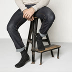 Calcetines Birkenstock Cotton Twist Black Hombre, puesto por modelo masculino, primer plano de pies, sentado
