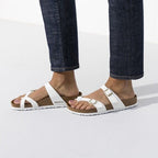 Sandalias Birkenstock Mayari Birko-Flor Patent White, calzado por modelo femenino, primer plano del pie