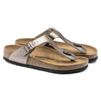 Sandalias Birkenstock Gizeh Graceful Taupe, par completo en tres cuartos