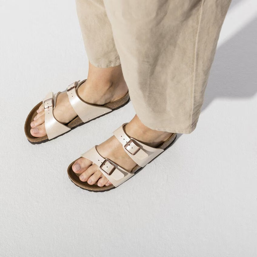 Sandalias Birkenstock Sydney Birko-Flor Graceful Pearl White, calzado por modelo, primer plano del tobillo