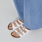 Sandalias Birkenstock Florida Birko-Flor White, calzado por modelo, primer plano del tobillo