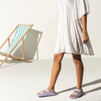 Sandalias Birkenstock Arizona EVA Purple Fog, calzado por modelo femenino
