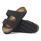 Sandalias Birkenstock Arizona Nobuk Black Soft, par con la suela a la vista