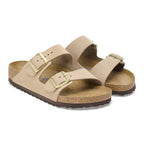 Sandalias Birkenstock Arizona Nobuck Sandcastle Soft, par completo en tres cuartos