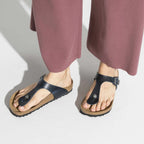 Sandalias Birkenstock Gizeh Oiled Leather Blue, detalle del material