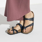 Sandalias Birkenstock Mayari Oiled Leather Blue, calzado por modelo femenino, primer plano del pie