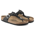 Sandalias Birkenstock Gizeh Braided Black, par completo en tres cuartos
