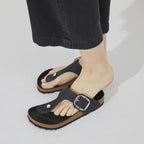 Sandalias Birkenstock Gizeh Big Buckle Oiled Leather Black, calzado por modelo femenino, primer plano (1)