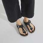 Sandalias Birkenstock Gizeh Big Buckle Oiled Leather Black, calzado por modelo femenino, primer plano (2)