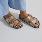 Sandalias Birkenstock Arizona Copper, calzado por modelo femenino, primer plano