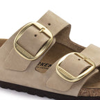 Sandalias Birkenstock Arizona Big Buckle Nobuck Sandcastle, detalle de la hebilla