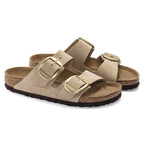 Sandalias Birkenstock Arizona Big Buckle Nobuck Sandcastle, par completo en tres cuartos