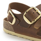 Sandalias Birkenstock Milano Big Buckle Oiled Leather Cognac, detalle del material y hebillas