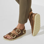 Sandalias Birkenstock Milano Big Buckle Oiled Leather Cognac, calzado por modelo femenino, primer plano del tobillo