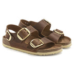 Sandalias Birkenstock Milano Big Buckle Oiled Leather Cognac, par completo en tres cuartos