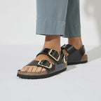 Sandalias Birkenstock Milano Big Buckle Natural Leather Black, calzado por modelo, primer plano del tobillo