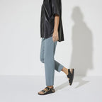 Sandalias Birkenstock Milano Big Buckle Natural Leather Black, calzado por modelo femenino, cuerpo entero