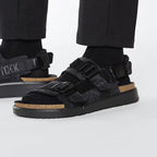 Sandalias Birkenstock Shinjuku Natural Leather/textil Black, calzado por modelo masculino, primer plano del pie