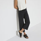 Sandalias Birkenstock Uji Suede Black, calzado por modelo femenino, cuerpo entero