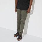 Sandalias Birkenstock Uji Suede Black, calzado por modelo masculino, cuerpo entero