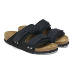 Sandalias Birkenstock Uji Suede Black, par completo en tres cuartos