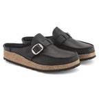 Zuecos Birkenstock Buckley Black, par completo en tres cuartos