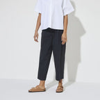 Sandalias Birkenstock Arizona Birkobuc Earthy Vegan Pecan, calzado por modelo femenino, cuerpo entero