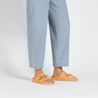 Sandalias Birkenstock Arizona EVA Papaya, calzado por modelo femenino, cuerpo entero