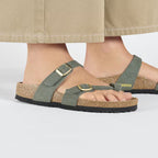 Sandalias Birkenstock Mayari Synthetik Soft Thyme Vegan, calzado por modelo femenino, primer plano (1)