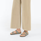 Sandalias Birkenstock Mayari Synthetik Soft Thyme Vegan, calzado por modelo femenino, primer plano (2)