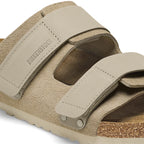 Sandalia Birkenstock Uji Gamuza Taupe, detalle del material y velcro