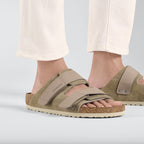Sandalia Birkenstock Uji Gamuza Taupe, calzado por modelo masculino, primer plano del pie