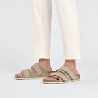 Sandalia Birkenstock Uji Gamuza Taupe, calzado por modelo masculino, cuerpo entero