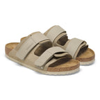 Sandalia Birkenstock Uji Gamuza Taupe, par completo en tres cuartos