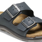 Sandalias Birkenstock Arizona Crosstown Oiled Leather Black, detalle del material y hebillas