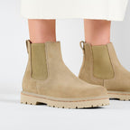 Botas y Botines Birkenstock Highwood Women Taupe, calzado por modelo femenino, primer plano del tobillo