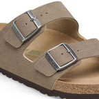 Sandalias Birkenstock Arizona synthetic Espresso/Gray Taupe Vegan, detalle del material y hebillas