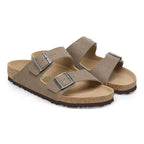 Sandalias Birkenstock Arizona synthetic Espresso/Gray Taupe Vegan, par completo en tres cuartos