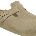 Zuecos Birkenstock Boston Gamuza Faded Khaki, detalle del material, hebilla primer plano