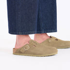 Zuecos Birkenstock Boston Gamuza Faded Khaki, calzado por modelo, primer plano del pie
