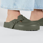 Zuecos Birkenstock Boston EVA Khaki, calzado por modelo femenino, primer plano del tobillo