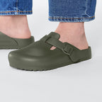 Zuecos Birkenstock Boston EVA Khaki, calzado por modelo, primer plano del tobillo