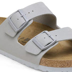 Sandalias Birkenstock Arizona Birko-Flor Saffiano Stone Coin, detalle del material y hebilla