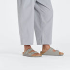 Sandalias Birkenstock Arizona Birko-Flor Saffiano Stone Coin, calzado por modelo masculino, cuerpo entero