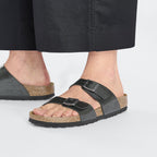 Sandalias Birkenstock Sydney Birko-flor Graceful Licorice, calzado por modelo, primer plano del tobillo (1)