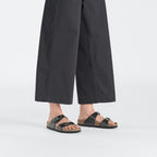 Sandalias Birkenstock Sydney Birko-flor Graceful Licorice, calzado por modelo, primer plano del tobillo (2)
