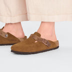 Zuecos Birkenstock Boston Suede Mink, calzado por modelo femenino, primer plano del pie