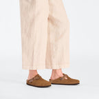 Zuecos Birkenstock Boston Suede Mink, calzado por modelo femenino, cuerpo entero