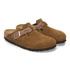 Zuecos Birkenstock Boston Suede Mink, par completo en tres cuartos