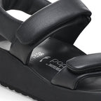 Sandalias Birkenstock Theda Natural Leather Black, detalle del material y hebilla